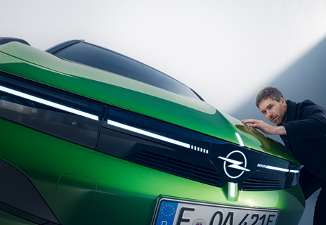 homme avec son Opel au bord de la plage