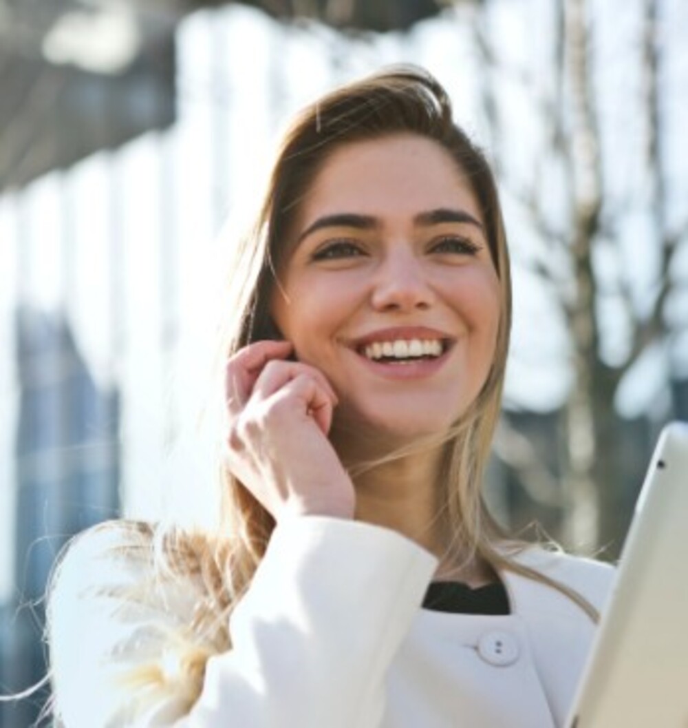 Femme qui sourit au téléphone