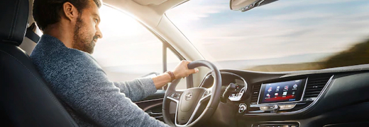 Homme conduisant voiture Opel