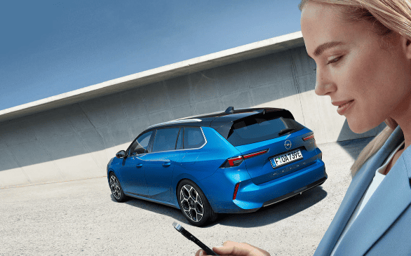 Femme avec voiture Opel