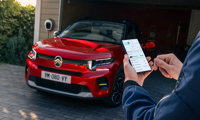 Homme avec téléphone devant véhicule Citroën