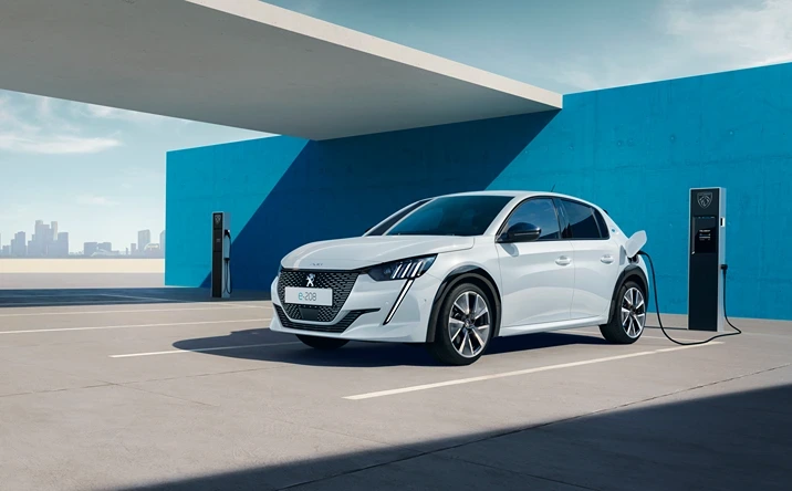 voiture blanche Peugeot électrique en charge